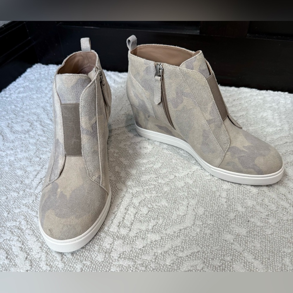 Stylish Women's Wedge Ankle Boots (NEW)
